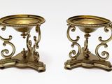 paire de chandeliers anciens en laiton sur piédestal sur fond blanc