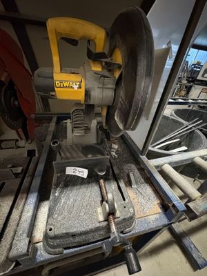 une machine posée sur une table dans une pièce