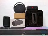 une enceinte et une autre posée sur une étagère