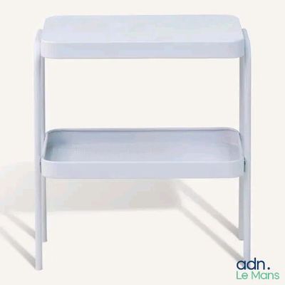 une image représentant une étagère en plastique blanc avec une autre étagère en dessous