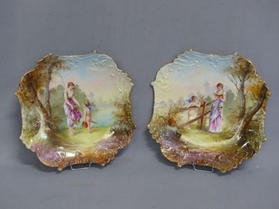 paire d'assiettes anciennes en porcelaine peintes à la main, ornées de personnages