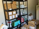 beaucoup de boîtes et de cartons sur les étagères de la pièce