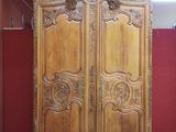 une grande armoire en bois dans une pièce aux murs rouges
