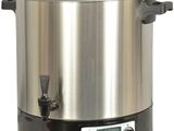 une image représentant une cafetière en acier inoxydable sur fond blanc
