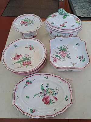 une table sur laquelle se trouvent plusieurs assiettes et bols