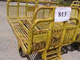 un lit jaune portant un numéro, dans un parking