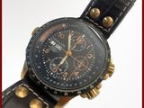 gros plan d'une montre sur fond blanc