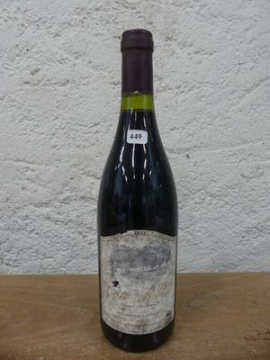 une bouteille de vin posée sur une table