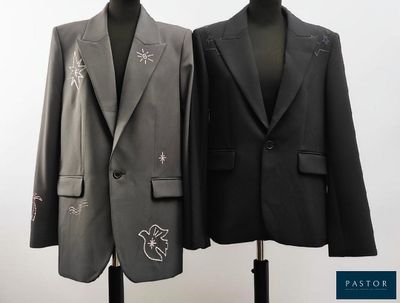 deux vestes posées sur un mannequin, sur fond blanc