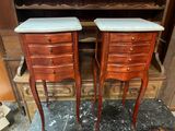 deux tables en bois avec des plateaux en marbre dans une pièce