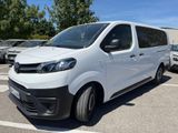 une camionnette blanche garée dans un parking à côté d'autres voitures