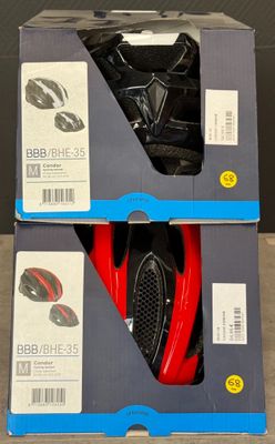 deux boîtes contenant des casques, empilées l'une sur l'autre