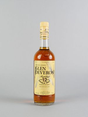 une image représentant une bouteille de whisky Glen Dewron sur fond gris