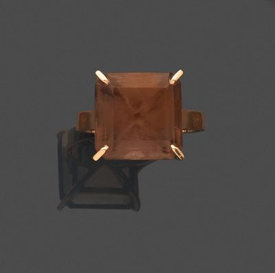 une bague en or 18 carats sertie d'une smokyite taille coussin