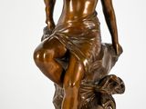 une image représentant une statue en bronze d'une femme avec un oiseau sur l'épaule