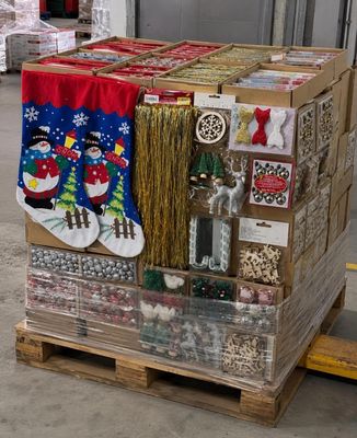 une palette sur laquelle sont empilées des décorations de Noël