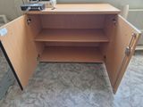 une armoire en bois sur laquelle est posé un micro-ondes
