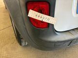 a sticker on the back of a car that says veauuto