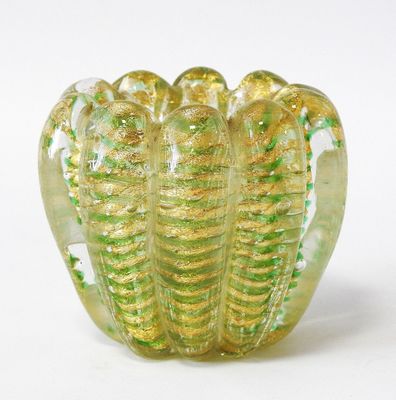 un vase en verre posé sur une surface blanche