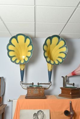 deux phonots à l'ancienne posés sur une table dans une pièce