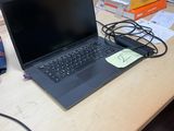 un ordinateur portable posé sur un bureau, devant un écran d'ordinateur