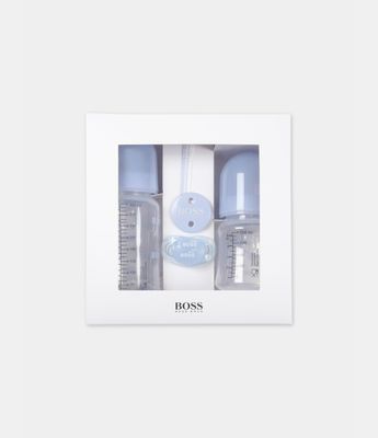 une boîte blanche contenant trois flacons de parfum et un flacon d'eau de Cologne