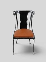 Suite de 10 chaises et deux guéridons tripodes en fer laqué … (photo 5)