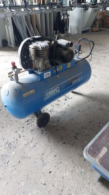 un compresseur d'air bleu posé sur un chariot