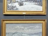 deux tableaux accrochés au mur d'une pièce