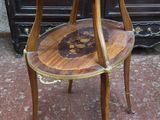 une petite table en bois surmontée d'une étagère en verre