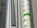 tout un tas de tuyaux métalliques de différents types par terre