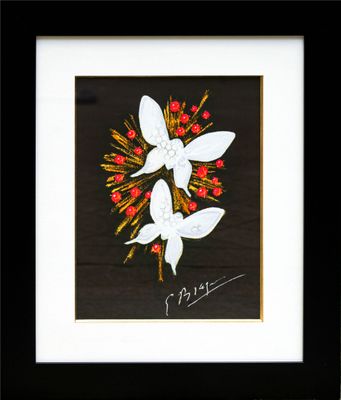 tableau représentant une fleur blanche entourée de fleurs rouges, dans un cadre noir