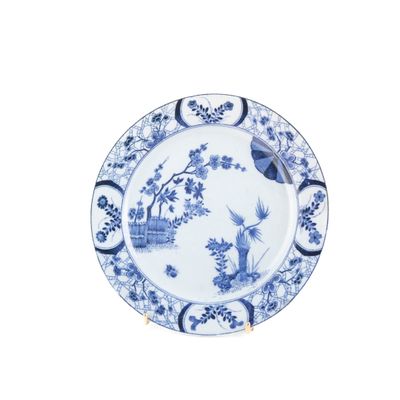 assiette bleue et blanche ornée d'oiseaux et de fleurs