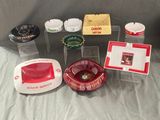 un grand nombre d'objets posés sur une table