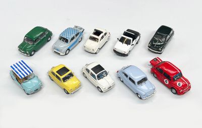plusieurs petites voitures sont alignées sur une surface blanche