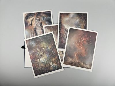 quatre tableaux représentant différents animaux sont exposés sur une surface blanche