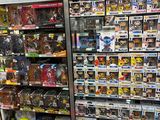 un vaste choix de jouets dans un magasin de jouets