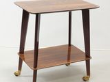 une image représentant une petite table sur laquelle se trouve une étagère