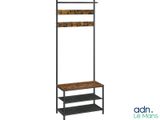 un porte-manteaux en métal et en bois, muni de deux étagères et d'une tablette en dessous