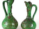 une paire de vases verts sur fond blanc, avec un fond blanc
