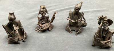 4 figurines en bronze de style Africain qui représentent des…