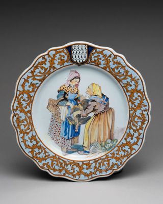 une image représentant une assiette bleue et dorée sur laquelle figurent une femme et un enfant
