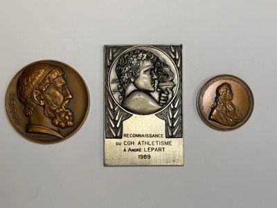 Trois médailles en bronze D. :6 cm, 8,5 x 5,5 cm et D.