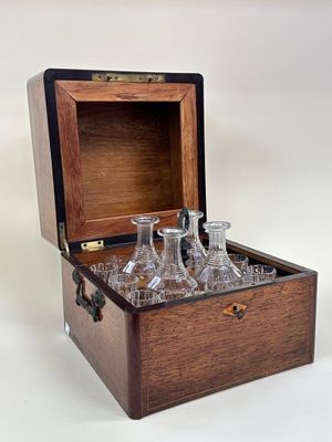 Cave à liqueur en bois et bois de placage à décor de filets …