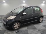 la photo d'une petite voiture noire garée dans un garage