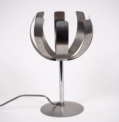 une photo d'une lampe de table en métal sur fond blanc