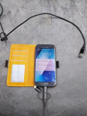 un téléphone portable branché sur un chargeur