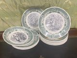 plusieurs assiettes sont empilées sur une table