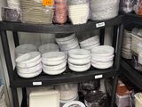 de nombreuses assiettes et bols sur les étagères du magasin