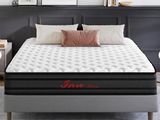 un gros plan sur un matelas posé sur un lit dans une chambre